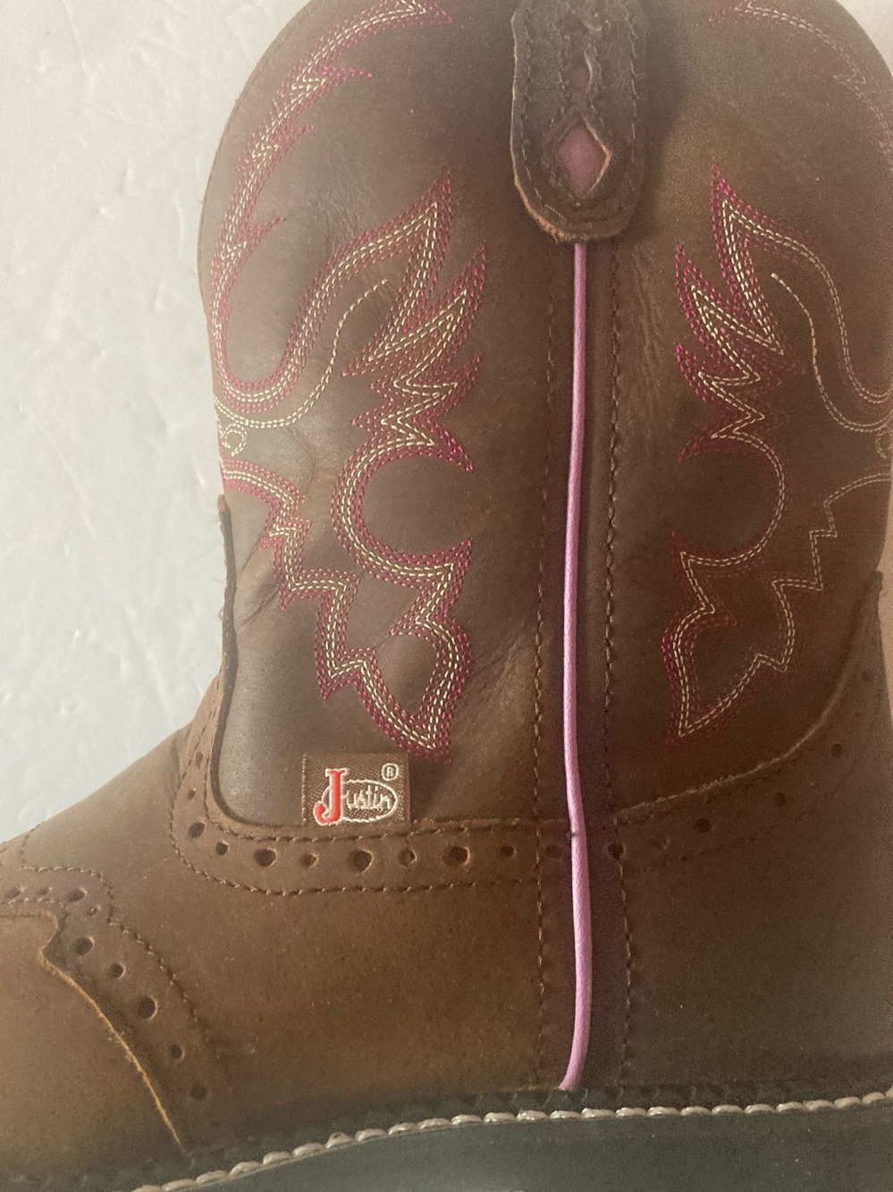 Justin Ladies SZ 7B Brown Leather Western Boots with Prominent Pink Stitching